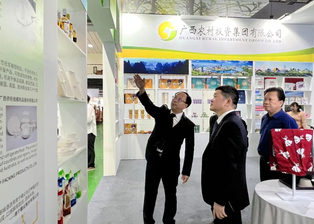 1683257334602099.jpg 農投集團黨委書記、董事長廖應燦到展位視察產品出海情況2.jpg