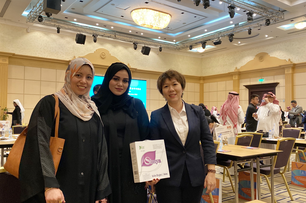 1683768925659178.jpg 舒雅公司副總經理徐錦星赴中東參展,與客商合影。蒙麗燕攝.jpg