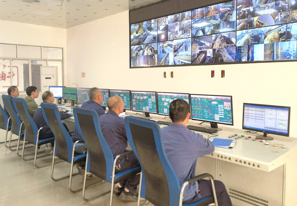 2伶利制糖公司動(dòng)力車間中控室 何梅攝.jpg