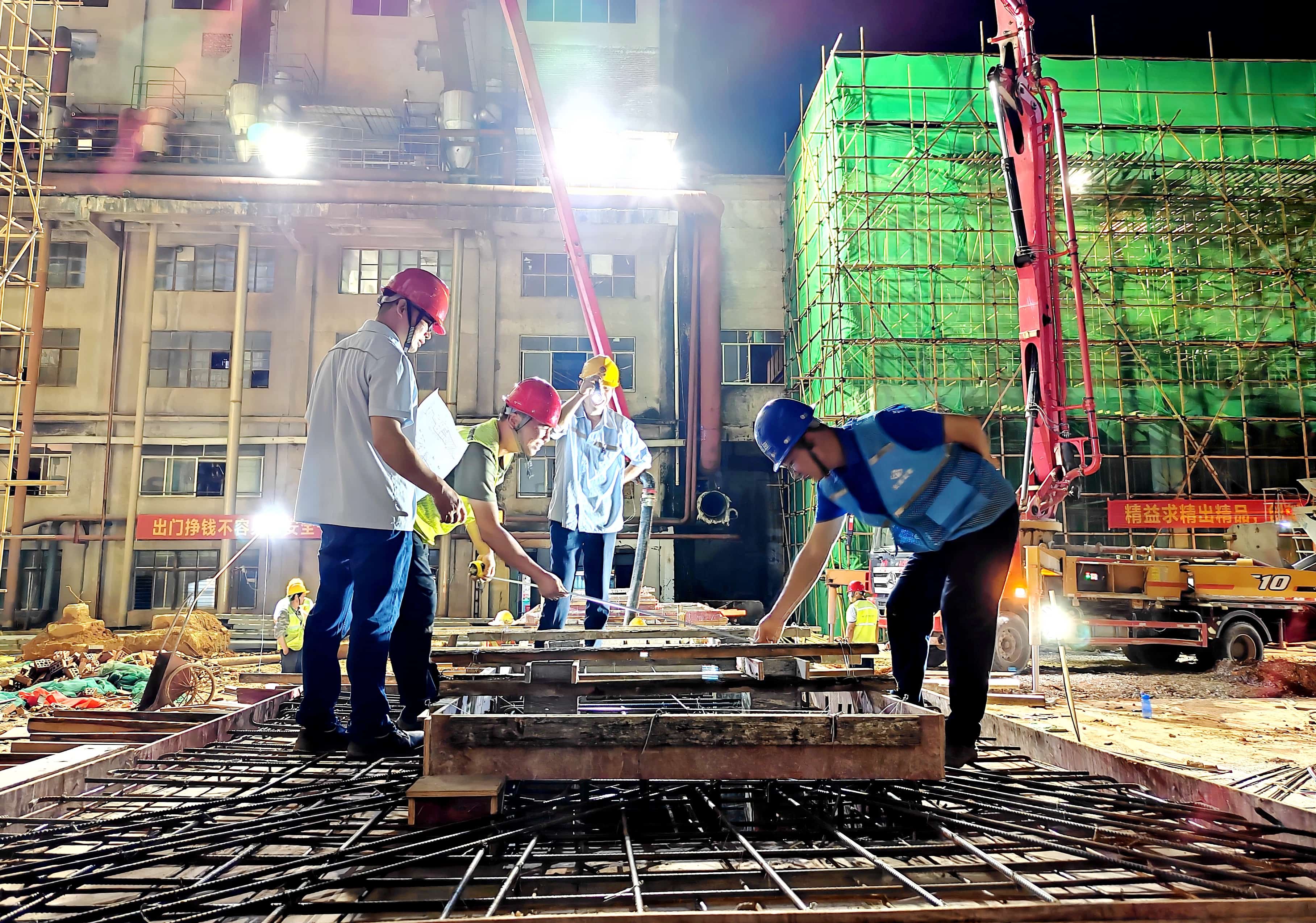 1736735193841546.jpg 生產支部黨員技術骨干加班現場 陳振浪 攝.jpg